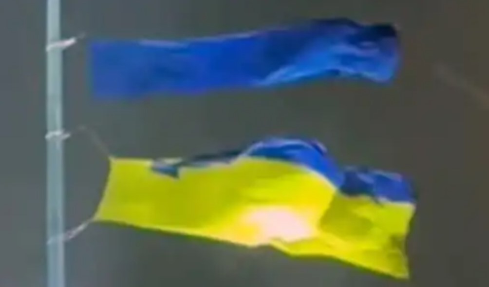 Украина разрыв. В Харькове порвался флаг Украины. Разорванный флаг Украины. Рваный украинский флаг. Порванный флаг Укра.